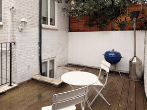 Appartement, patio | Restauration extérieure