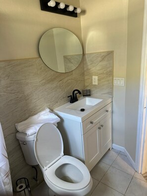 淋浴设施、毛巾、肥皂、卫生纸