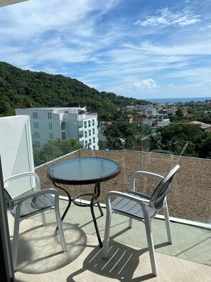 Outdoor dining - One Bedroom Sea View Apartment in Tambon Karon (Tambon Karon)