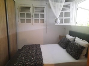 Tabla de planchar con plancha, internet y ropa de cama 