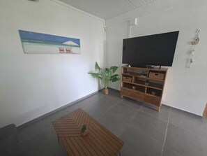 Living area - 5 min from the beach - T2 with Jacuzzi for Retired or Young Couple (Sainte-Luce)