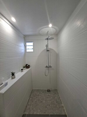 Towels, soap, toilet paper - 5 min from the beach - T2 with Jacuzzi for Retired or Young Couple (Sainte-Luce)