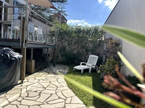 Terrace/patio - Fisherman’s House with Private Garden and Terrace – Sleeps 5 in Pornic (Pornic)