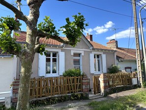 Exterior - Fisherman’s House with Private Garden and Terrace – Sleeps 5 in Pornic (Pornic)