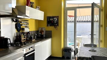 Geladeira, micro-ondas, fogão, lava-louças