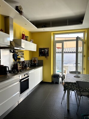 Fridge, microwave, oven, dishwasher - Fisherman’s House with Private Garden and Terrace – Sleeps 5 in Pornic (Pornic)
