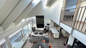 A modern loft apartment with a spacious living area, a kitchen, and a balcony with a view. - Modern and Stylish apartment in downtown Reykjavik - Great location ! (Reykjavik)