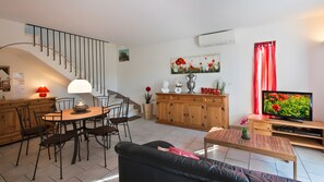 TV, lettore DVD, tavolo da ping pong, impianto stereo