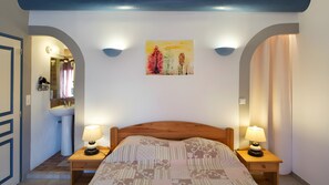 Iron/ironing board, WiFi - Gite Rouge - Les Gîtes de Bel-Air in Luberon (Taillades)