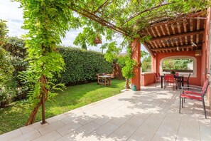 Outdoor dining - Gite Rouge - Les Gîtes de Bel-Air in Luberon (Taillades)