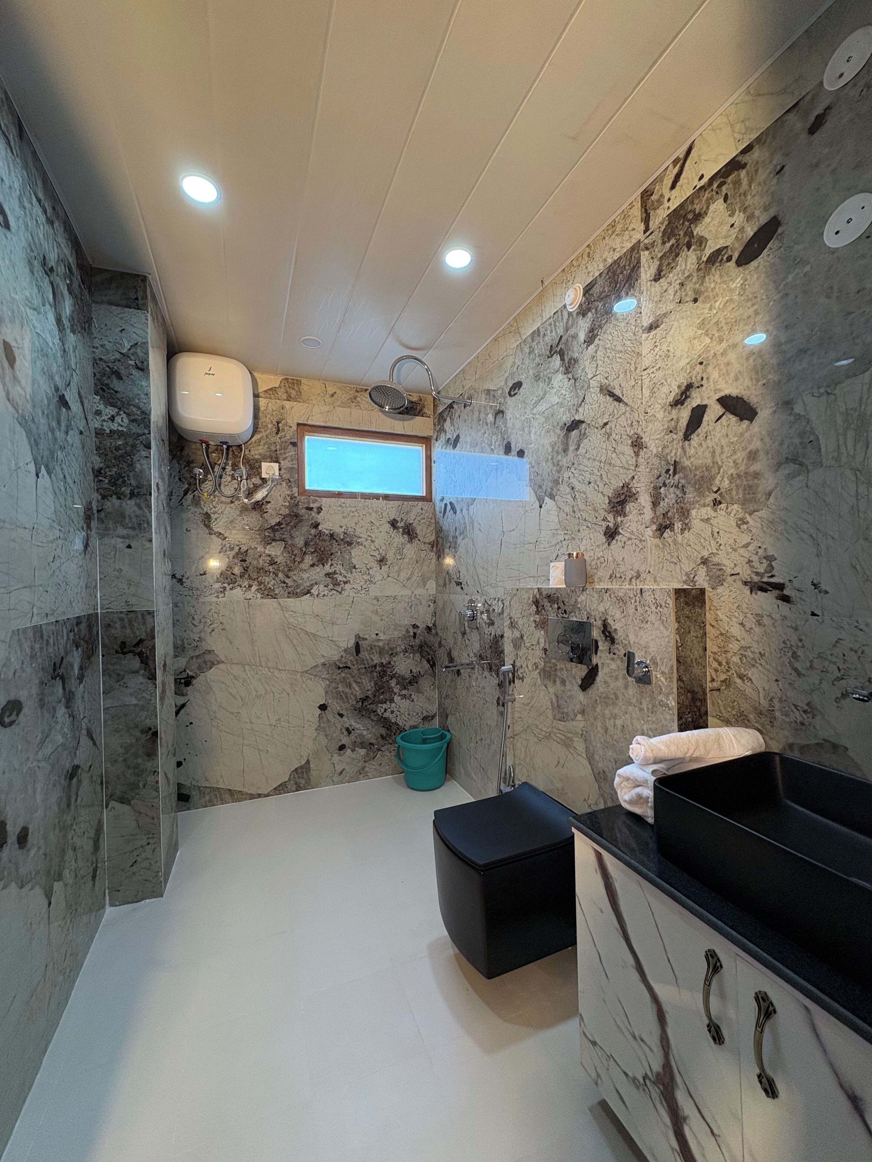 Luxury-Studio, Balkon, Bergblick | Badezimmer | Dusche, kostenlose Toilettenartikel, Handtücher, Seife