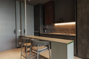 Fridge, oven, stovetop, coffee/tea maker - Zins Luxury Apartment 03 (Durrës)