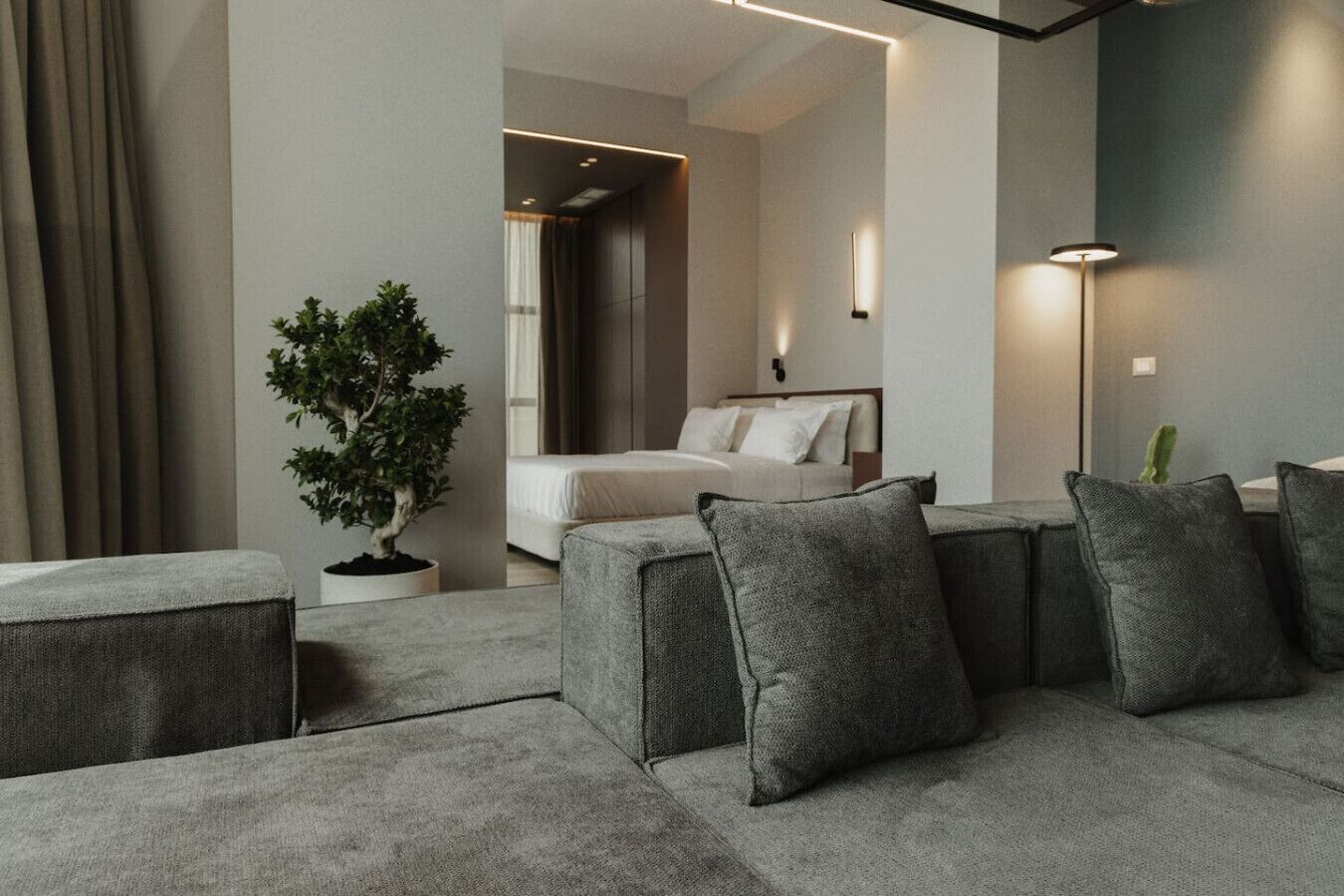 Escritorio, tabla de planchar con plancha, cuna de viaje y wifi 