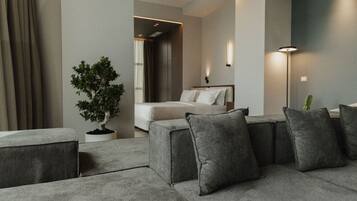 Escritorio, tabla de planchar con plancha, cuna de viaje y wifi