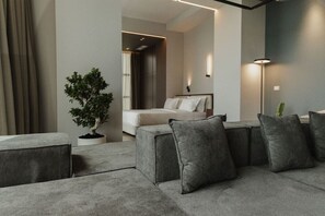 Schreibtisch, Bügeleisen/Bügelbrett, Reisekinderbett, WLAN