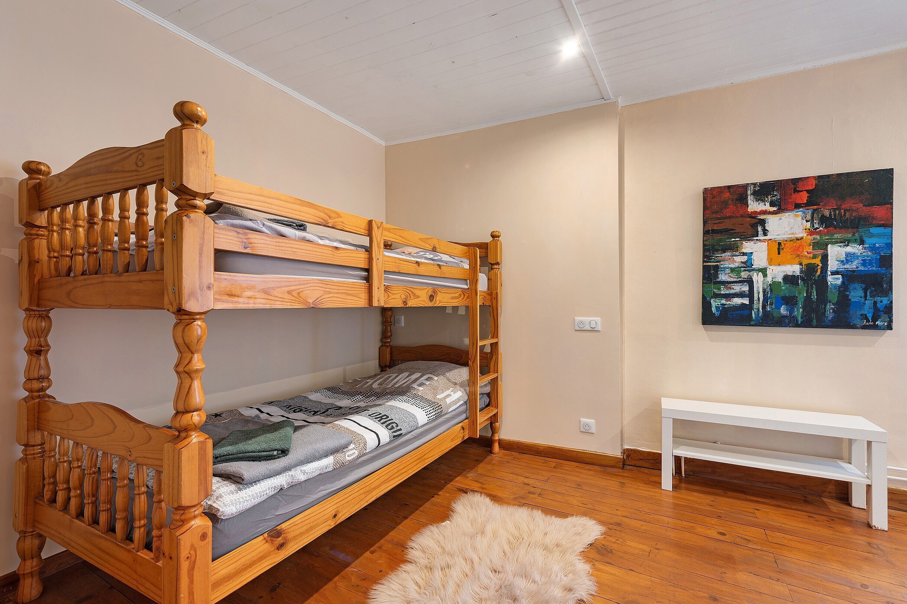 Iron/ironing board, WiFi, bed sheets