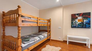 Iron/ironing board, WiFi, bed sheets