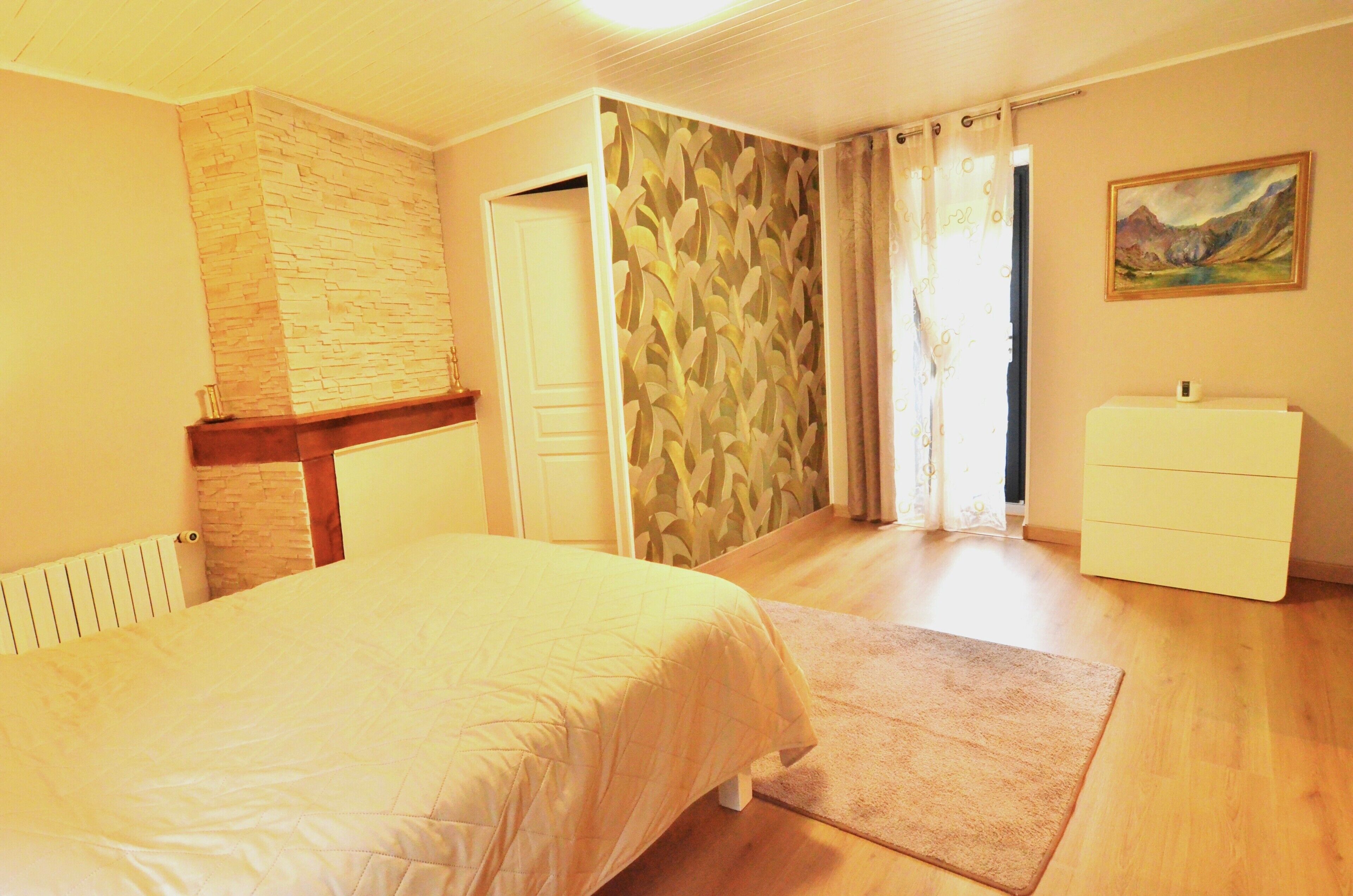 Tabla de planchar con plancha, wifi y ropa de cama 