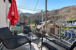 Property grounds - Le Refuge de Campan – Village Center: Mountain View, Private Terrace, Parking, Wi-Fi (Campan)