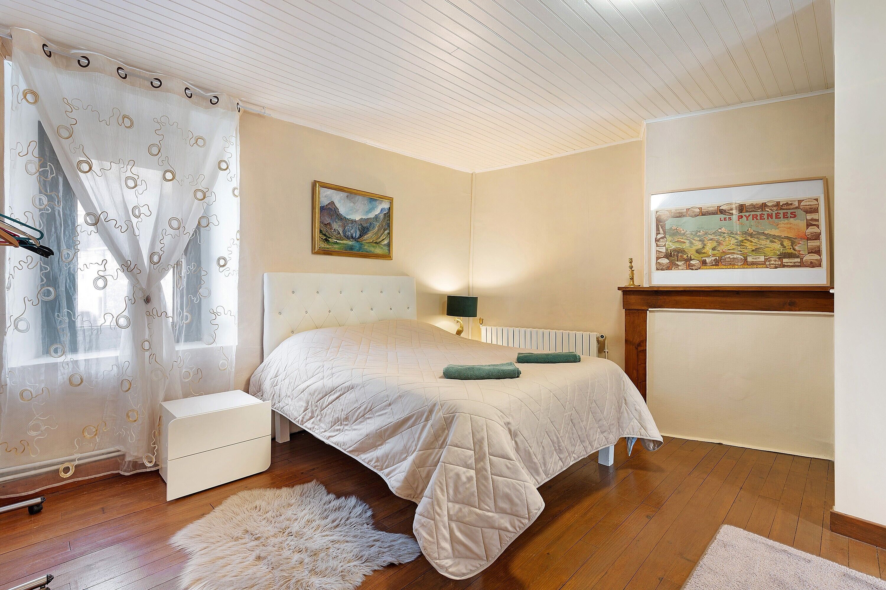 Iron/ironing board, WiFi, bed sheets