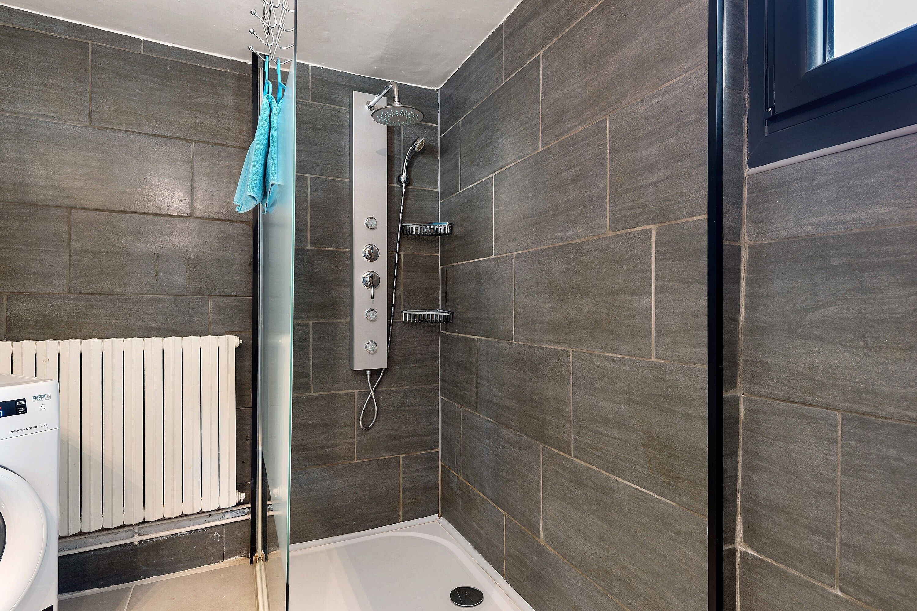 Douche, sèche-cheveux, serviettes fournies