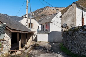 Exterior - Le Refuge de Campan – Village Center: Mountain View, Private Terrace, Parking, Wi-Fi (Campan)