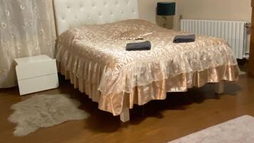 Een strijkplank/strijkijzer, wifi, beddengoed