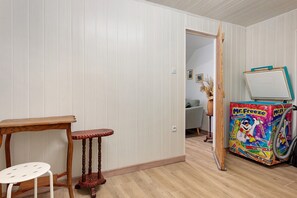 Game room - Le Refuge de Campan – Village Center: Mountain View, Private Terrace, Parking, Wi-Fi (Campan)