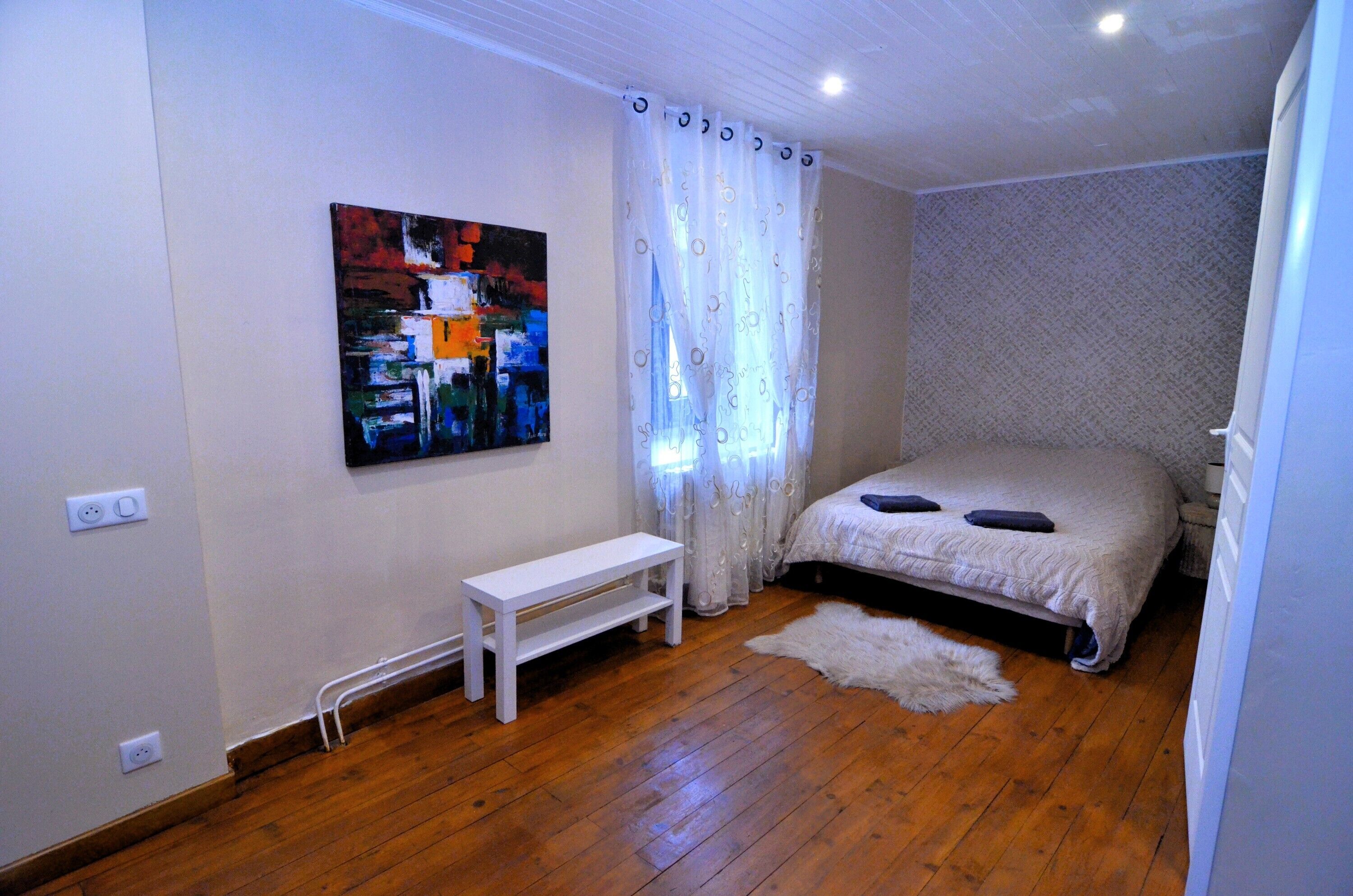 Planxa i posts de planxar, wifi i roba de llit 