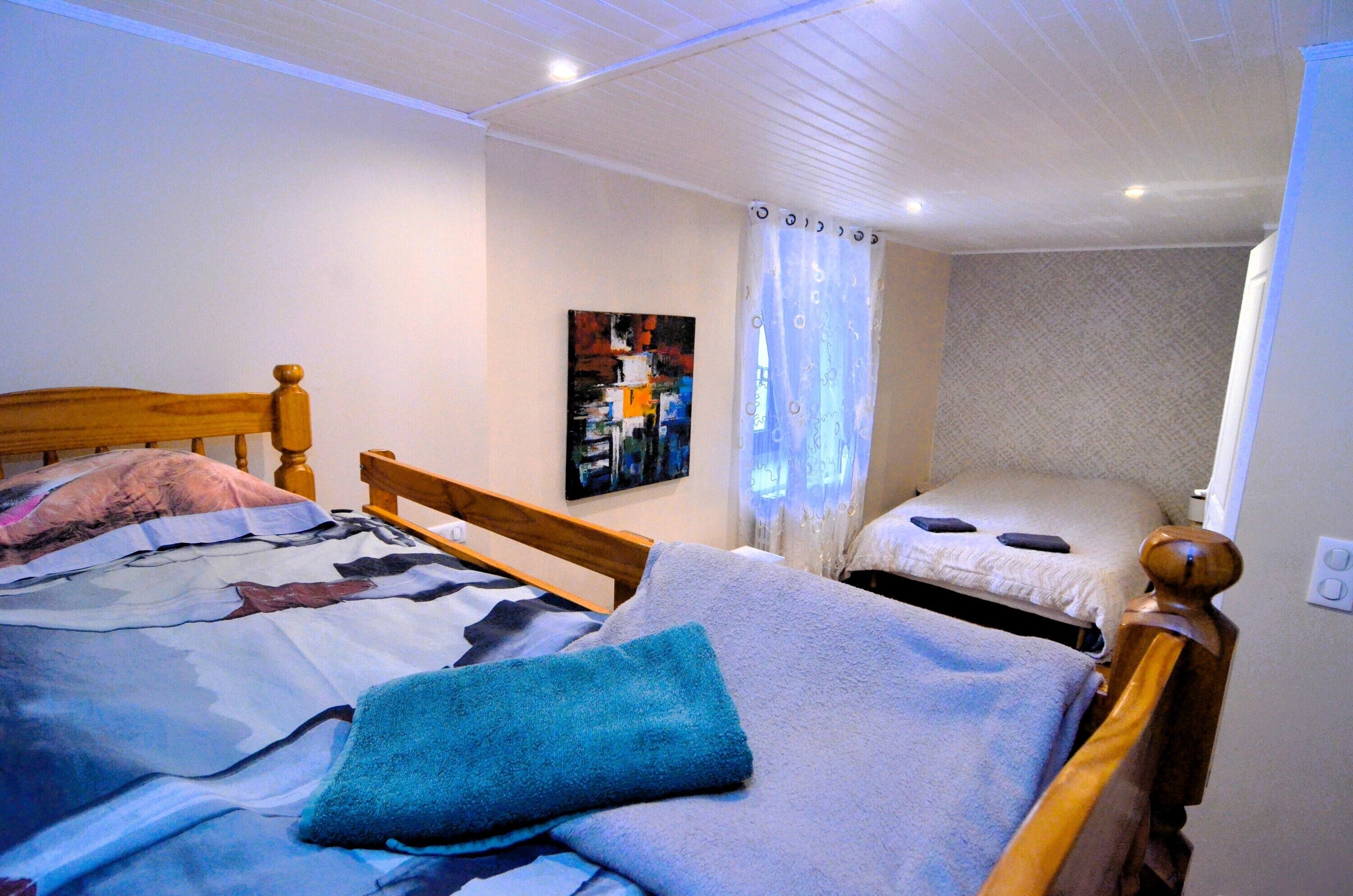 Een strijkplank/strijkijzer, wifi, beddengoed