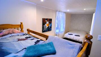 Een strijkplank/strijkijzer, wifi, beddengoed