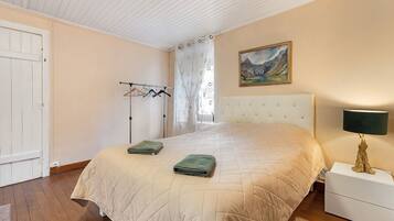 Iron/ironing board, WiFi, bed sheets