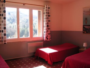 Strykjärn/strykbräda, wi-fi och sängkläder