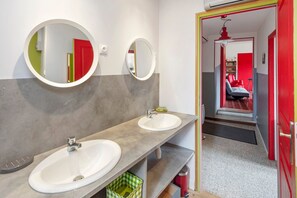 Douche, sèche-cheveux, serviettes fournies