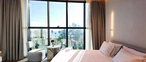 Skrivebord, strykejern/-brett, reiseseng for barn og wi-fi