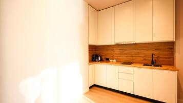 Een koelkast, een oven, een kookplaat, een koffiezetapparaat/waterkoker