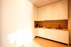 Refrigerador, horno, parrilla de estufa y cafetera y tetera 