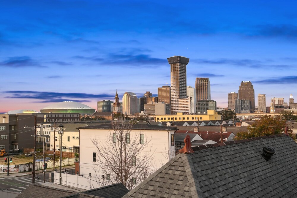 The Gisele: 4br/3ba For 8 Pool + Streetcar Stop - New Orleans, LA