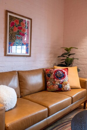 Apartment | 4 bedrooms - The Gisele: 4br/3ba for 8 Pool + Streetcar Stop (New Orleans)