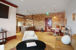 Apartment | 4 bedrooms - The Gisele: 4br/3ba for 8 Pool + Streetcar Stop (New Orleans)