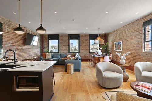 The Gisele: 4br/4ba for 8 Pool + Streetcar Stop