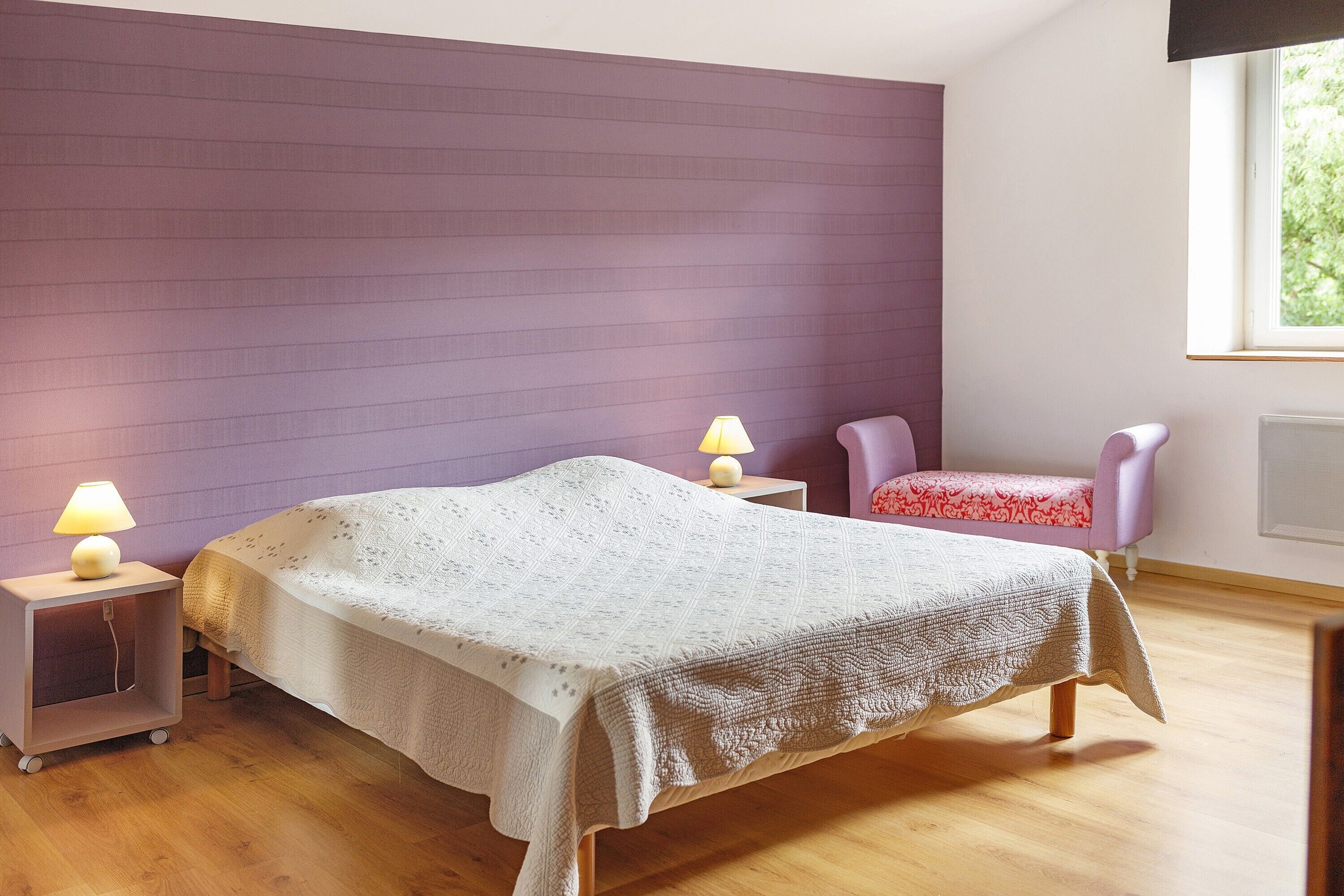 Tabla de planchar con plancha, wifi y ropa de cama 