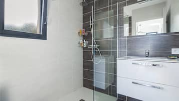 Ducha, secador de pelo y toallas