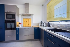 Kühlschrank, Wasserkocher, Kochgeschirr/Geschirr/Besteck, Gewürze