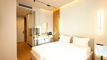 Escritorio, tabla de planchar con plancha, cuna de viaje y wifi