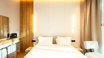 Escritorio, tabla de planchar con plancha, cuna de viaje y wifi