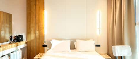 Skrivebord, strykejern/-brett, reiseseng for barn og wi-fi