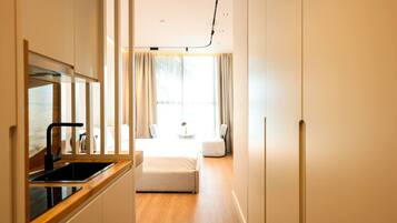 Escritorio, tabla de planchar con plancha, cuna de viaje y wifi