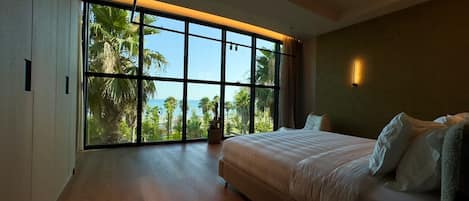 Skrivebord, strykejern/-brett, reiseseng for barn og wi-fi