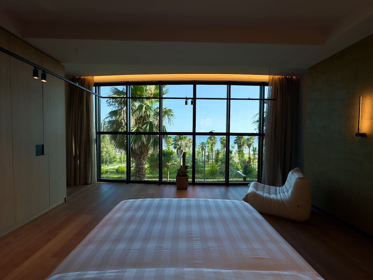 Desk, iron/ironing board, travel cot, WiFi